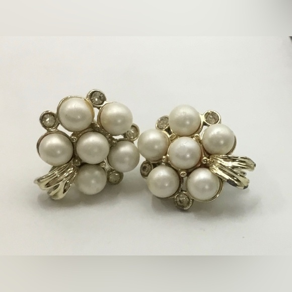 VINTAGE SARAH COVENTRY FAUX PEARL CLUSTER CLIP BACK GOLDTONE EARRINGS - Picture 1 of 2
